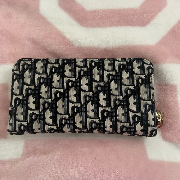 Design Designer Wallet - Picture 2 of 4